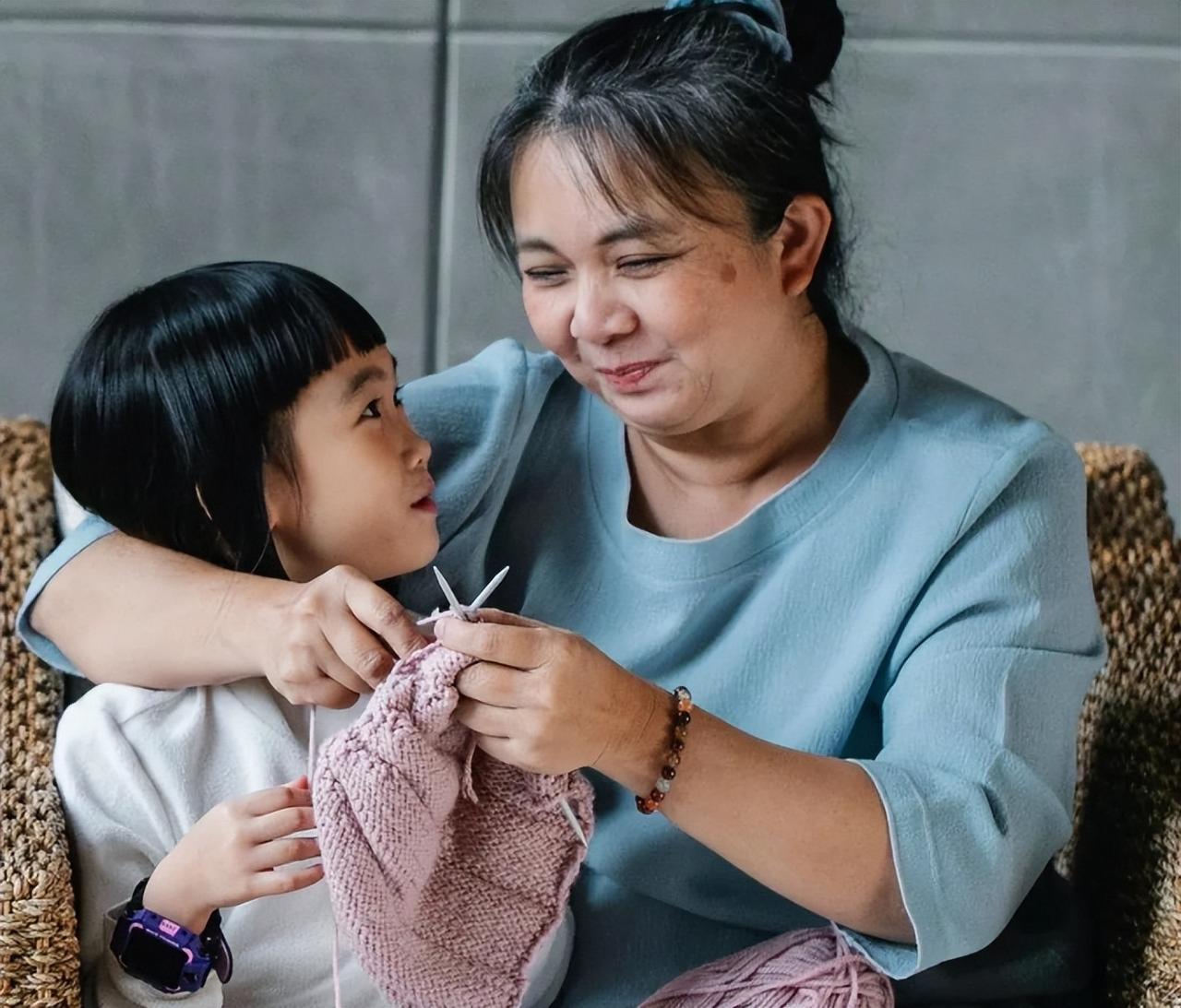 为什么孩子越长大，越不亲近奶奶，并非“白眼狼”，答案让人意外
孩子长大后不一定就