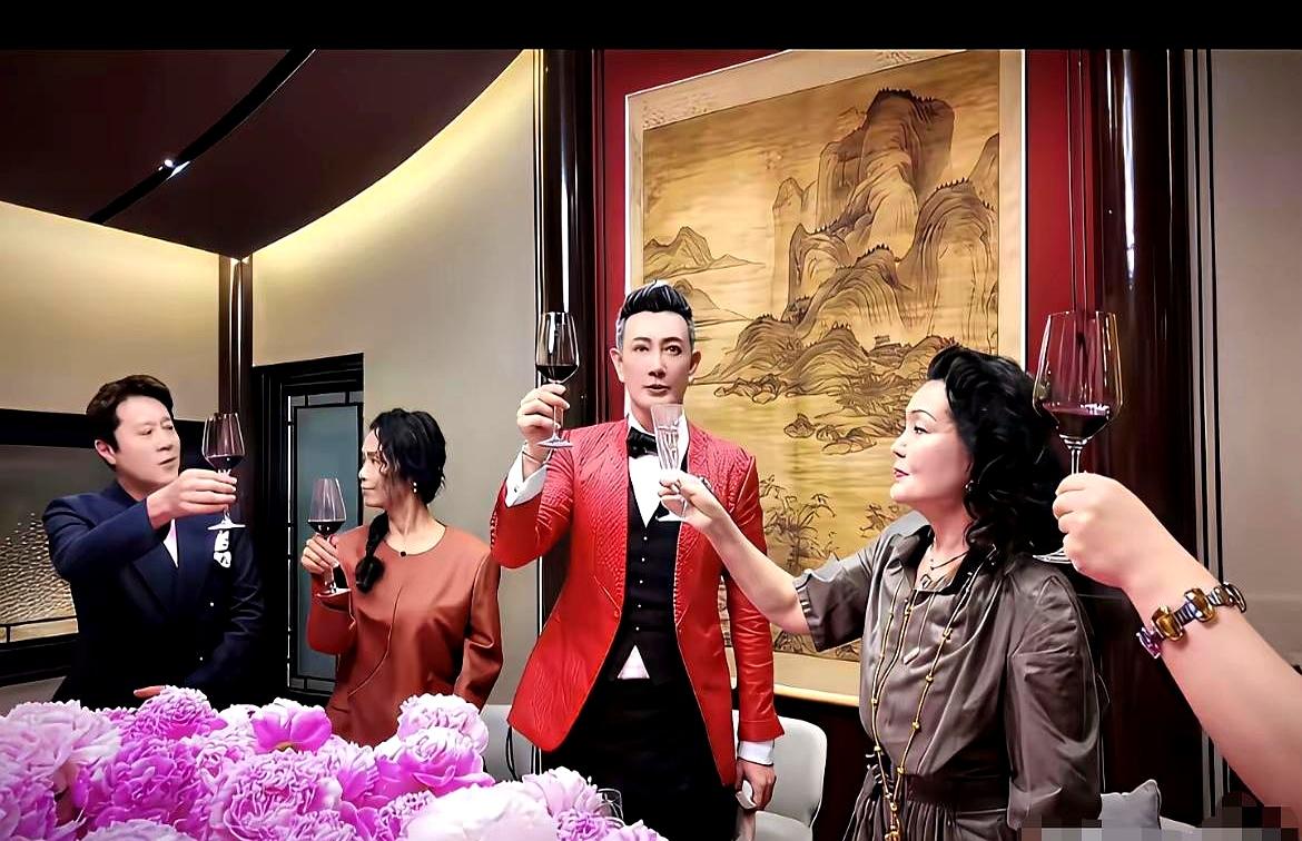 孩子刚落地，风还没停，马晓梅就被网上骂翻。
说她借着婆婆张兰的门路，踩着台阶进了