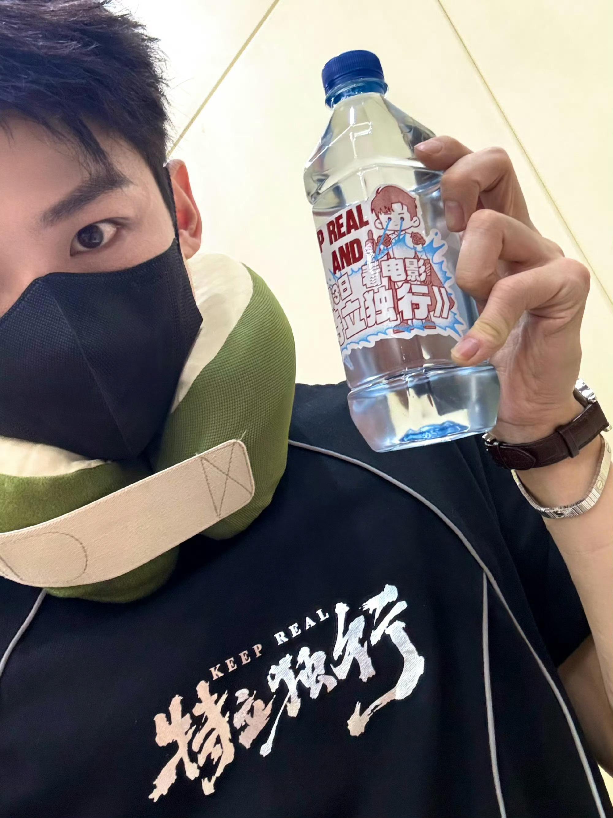 勤俭持家的我亭就这样拿着掉漆的ip15pm给大家自拍营业 