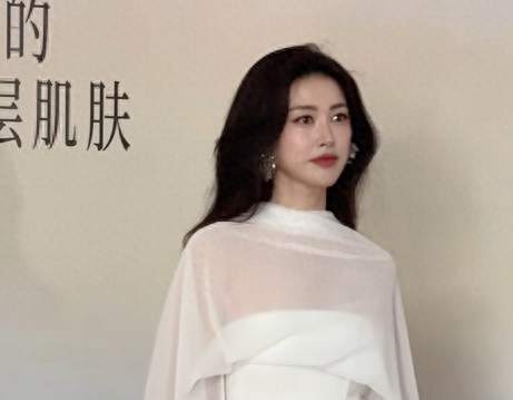 章若楠五五分惨翻车，朱珠丰腴美杀疯了，时装周审美终于正常了