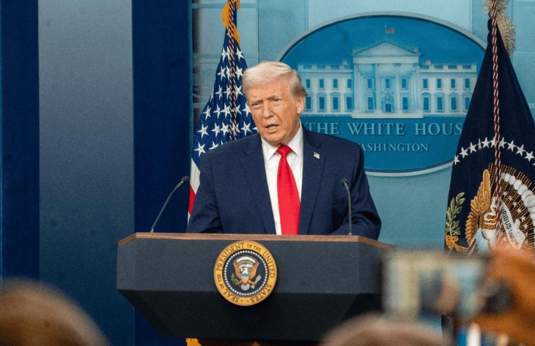 彻底不要脸了！美国15%全球关税强行生效，刚被判违法还硬加，全世界炸锅！
 
简