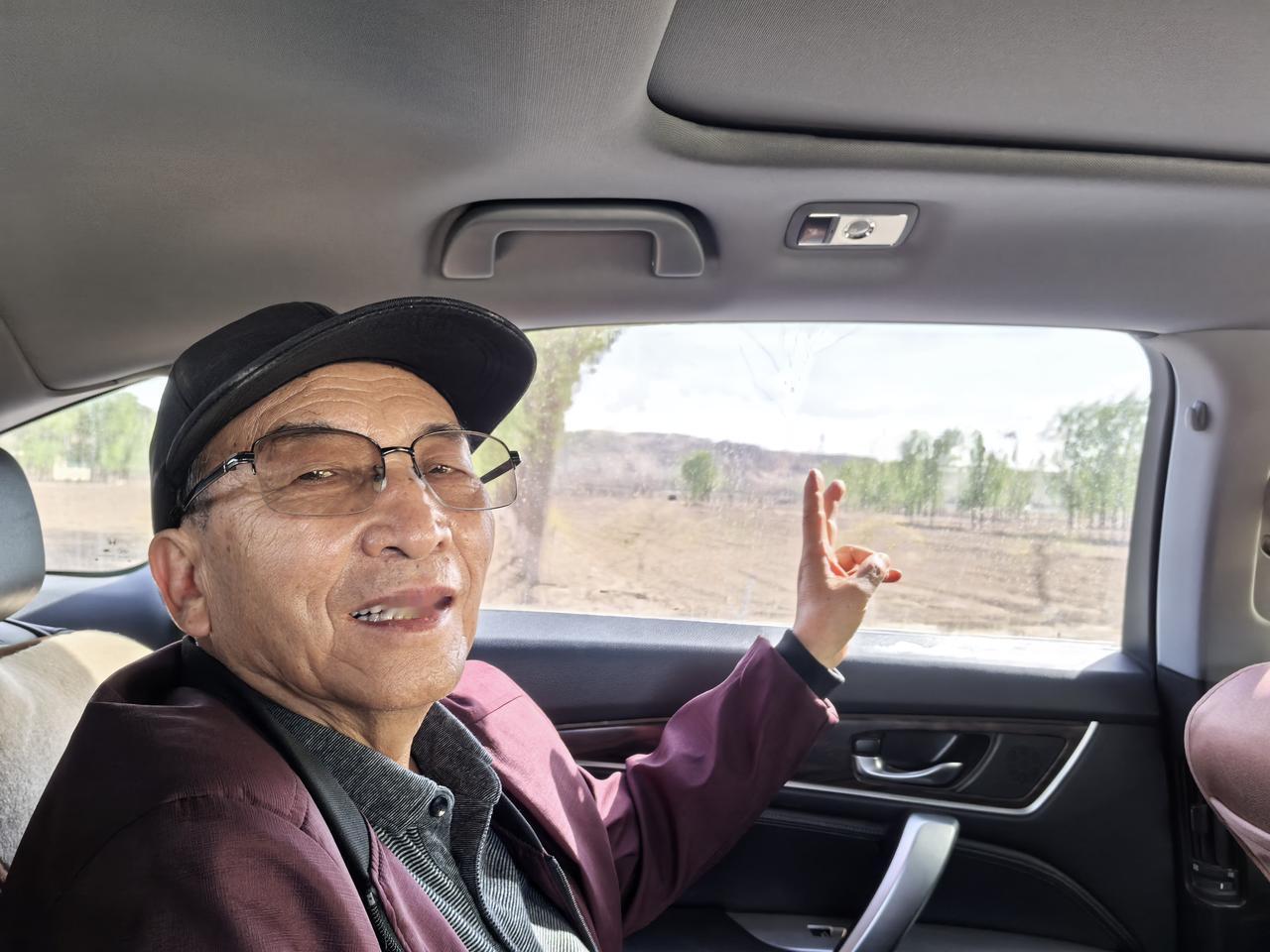 四十年梦莹回军营——
兰州退役军人刘恒忠
重返当年部队原旧址

记者：王志俭（穿