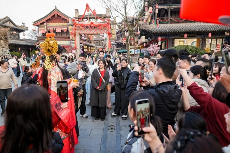人均300元演短剧，戏精的春天来了！

横店近期推出"入戏横店"短剧拍摄体验项目