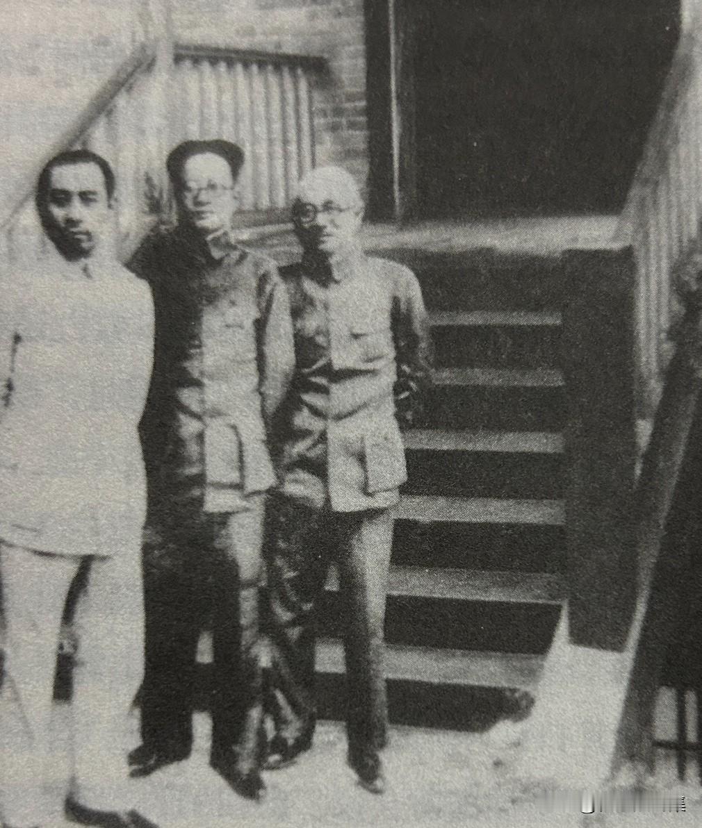 1937年7月，中共代表周恩来、秦邦宪、林伯渠在庐山仙岩饭店的合影。谈判过程中，