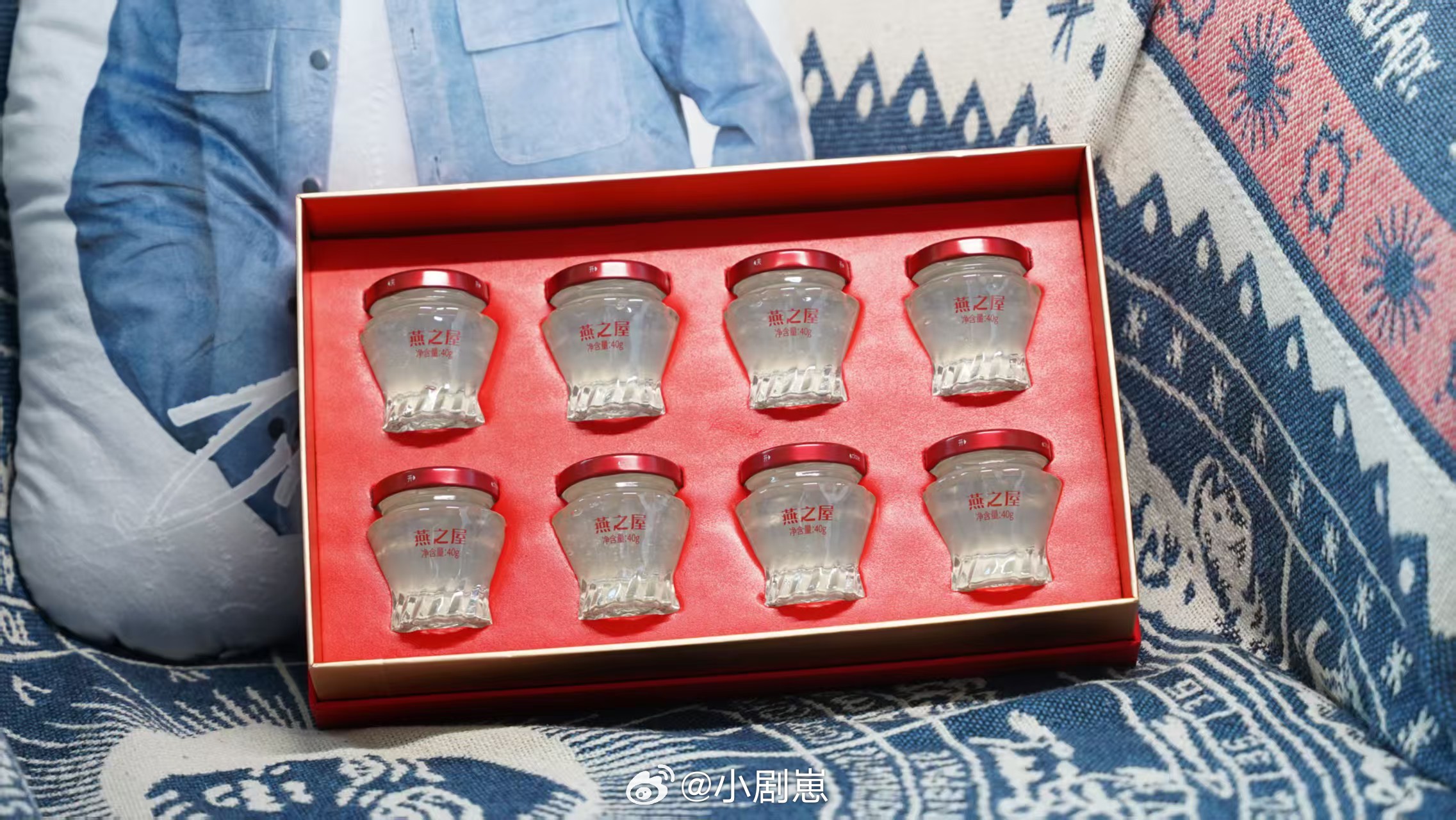 集齐两个朱一龙即可召唤朱一龙高情商送礼小课堂每次看到的眼神，总觉得他把全世界的温