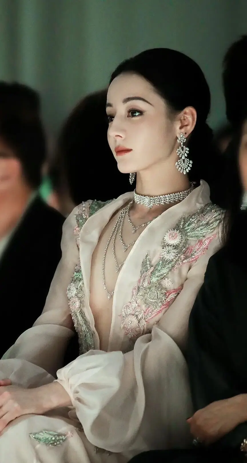 迪丽热巴｜浅粉深 v 刺绣礼裙，人间绝美！