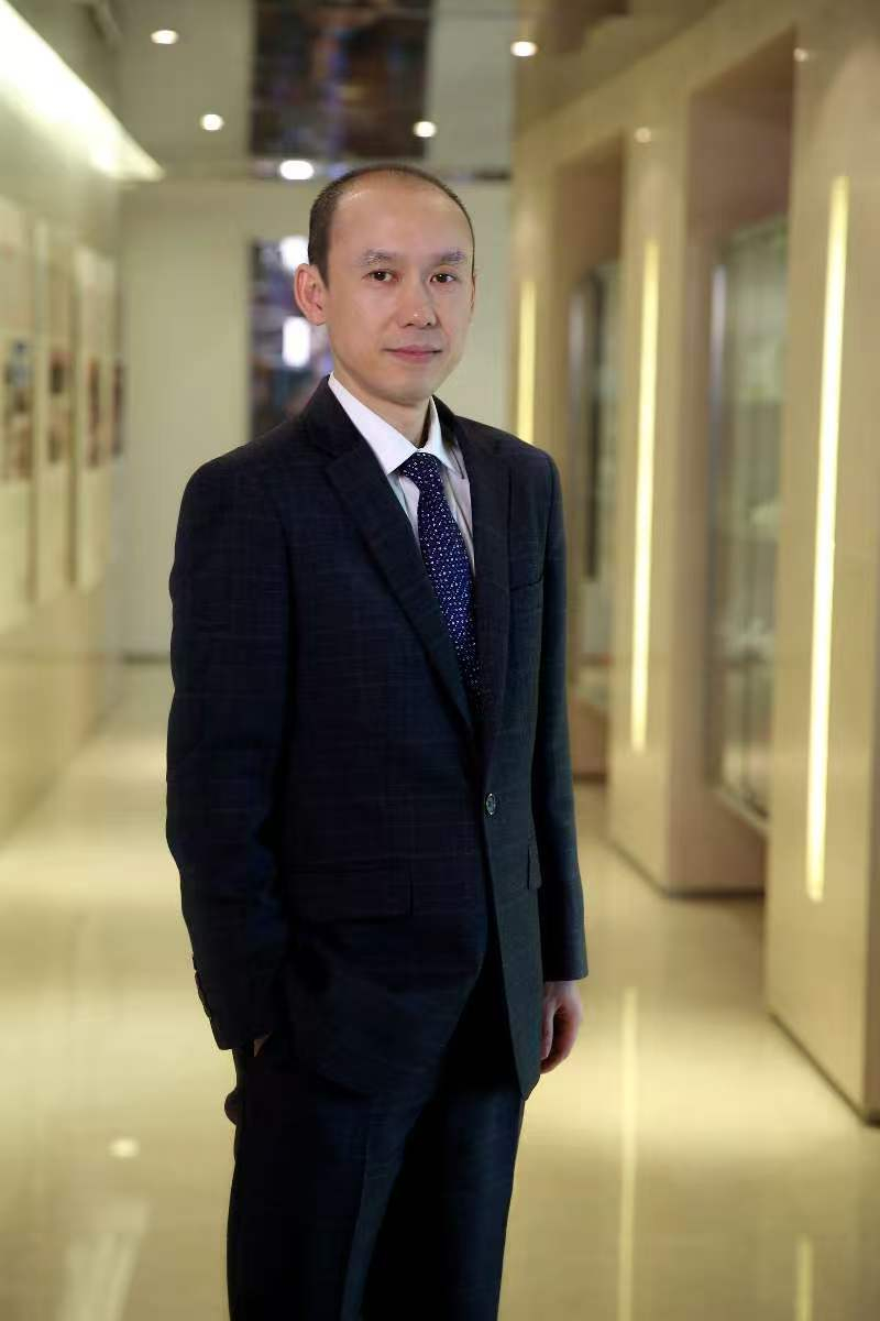 首先，在品牌年轻化方面，除了将克丽缇娜门店形象升级为“娜式轻奢”风格外，杨奇志带