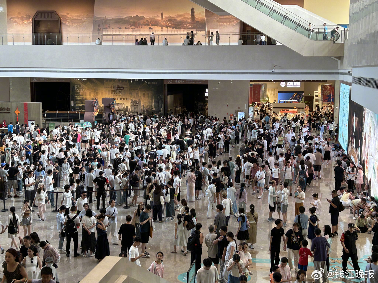 【#圆明园兽首真迹来杭2万人涌入#】“从来没见过这阵势！《富春山居图》真迹展出时