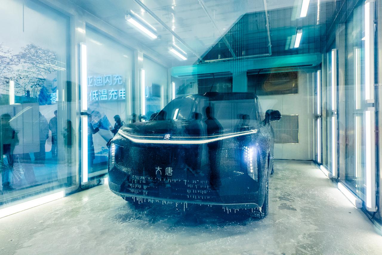 在比亚迪总部建了一座零下30度的低温仓，里面停放了一辆装配比亚迪第二代刀片电池的