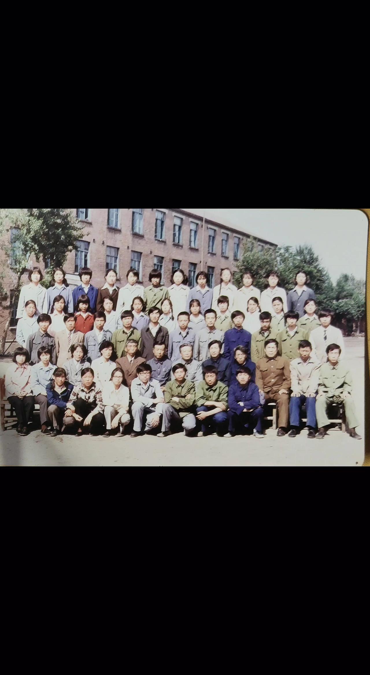 📸泛黄照片里，青涩笑靥凝作时光琥珀⏳。旧砖墙铭记那年蝉鸣，转眼各赴山海🌊。