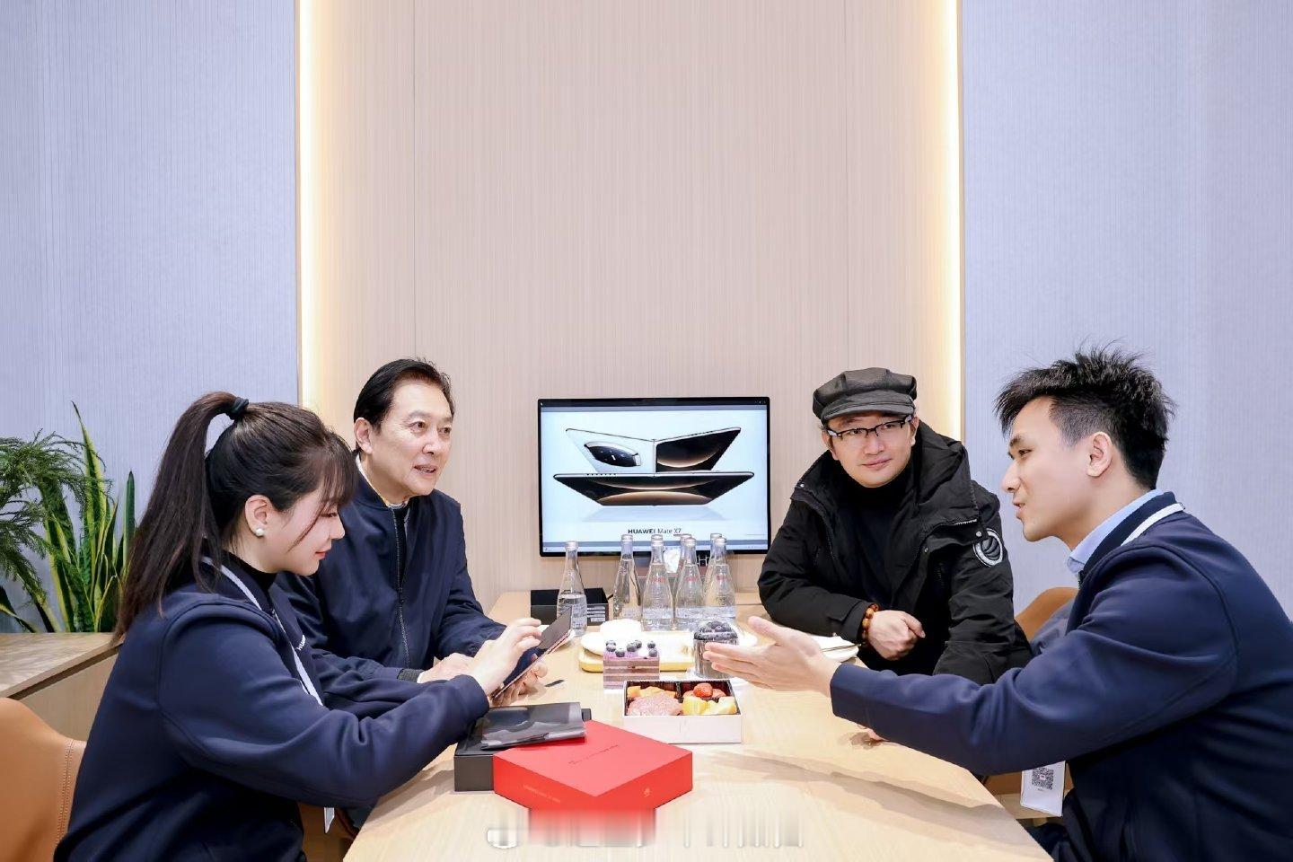 全国各地华为门店成偶遇明星现场偶遇唐国强北京逛街哇哦，网友在华为门店偶遇了唐国强