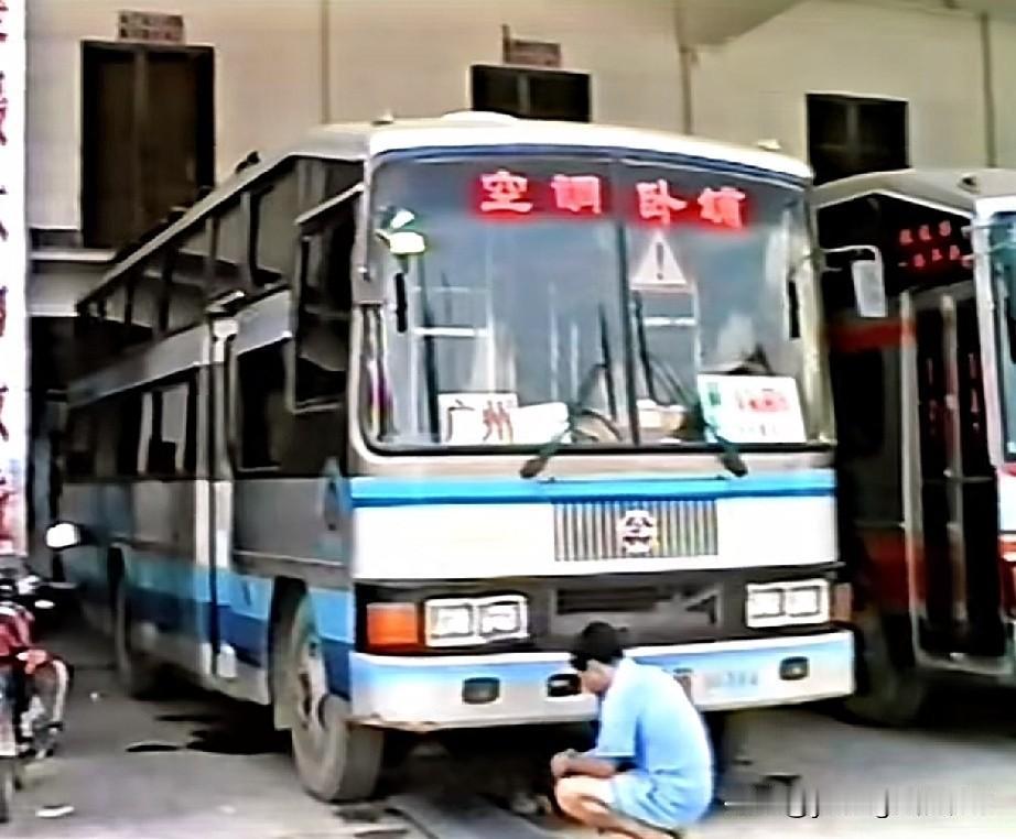 有网友发布了一段拍摄于90年代末，本世纪00年代初期广东梅州的街头画面。画面中出