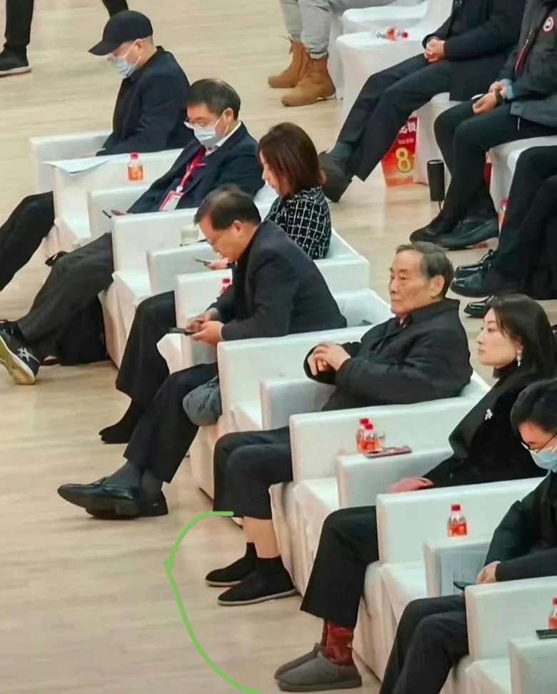 宗庆后一双布鞋人人夸，杜建英跟他一样节俭，一件外套愣是穿了几十年不舍得扔，他俩演