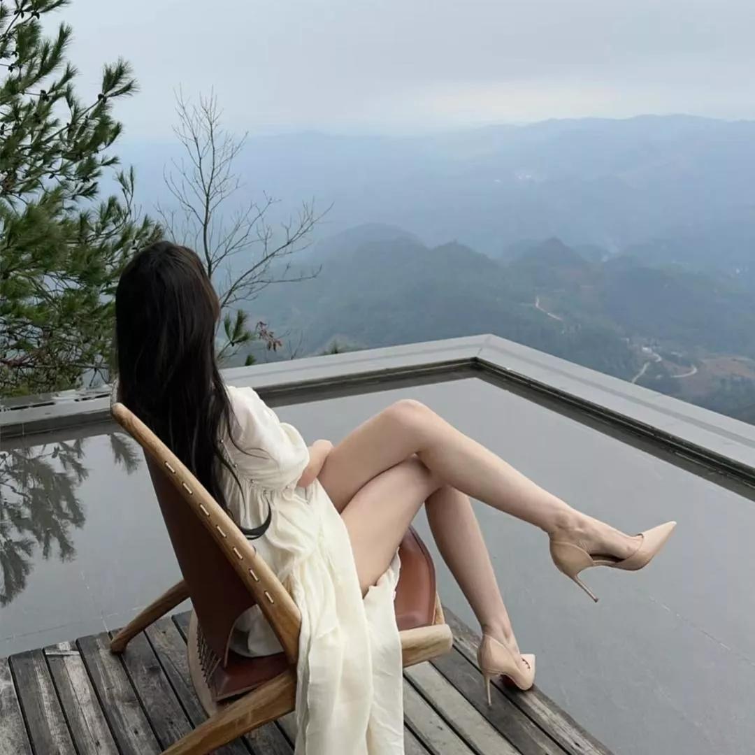 坐在山巅的椅子上，享受宁静的风景。花树上的小憩 品茶看日落 秋日小憩照 林间休憩