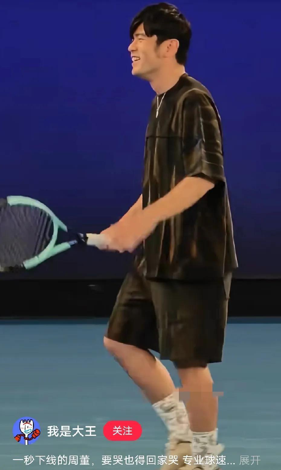 周杰伦怎么也不会想到扎了个马步的功夫球就飞走了。

周董回家就得好好研究一手球上