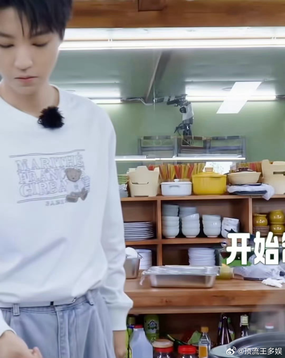 王俊凯真的困迷糊了 最新一期中餐厅，王俊凯一直眨眼睛，真的困迷糊了～毕竟昨晚备菜