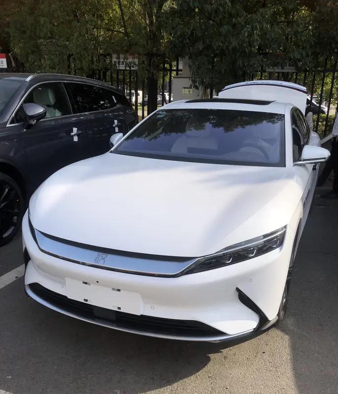 如果买电车，我会认真考虑比亚迪。
比亚迪有不少闪光点。它的垂直整合体系超厉害，从