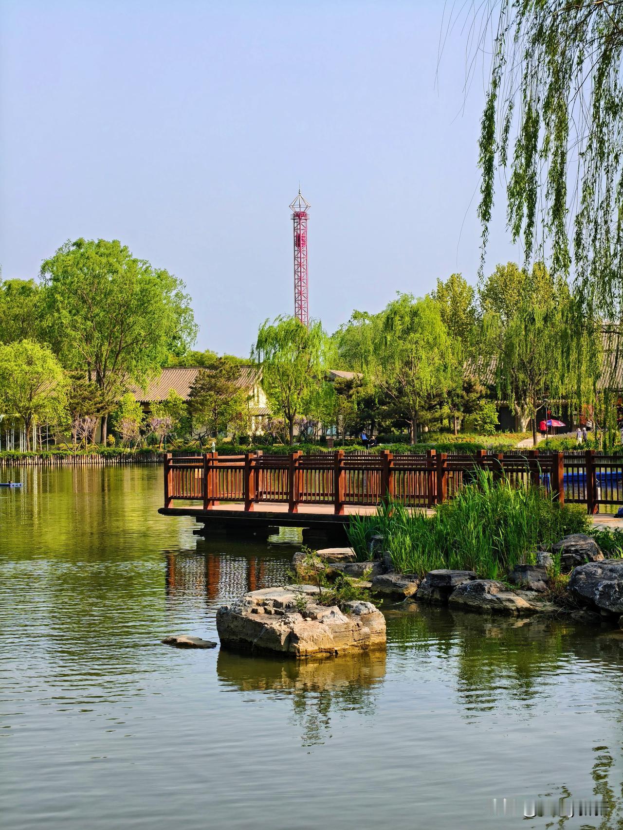 午后的阳光，褪去了正午的灼烈，变得温柔而慵懒，斜斜地洒在北京大运河的碧波之上。