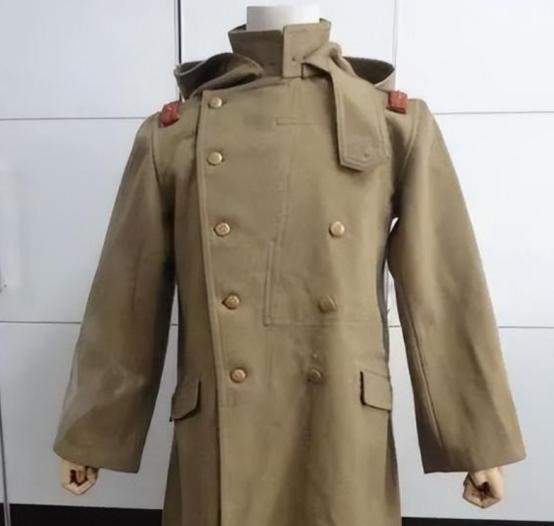 1939年，八路军营长缴获一件日军大衣，觉得材质不错，便送给杨成武。谁料，杨成武