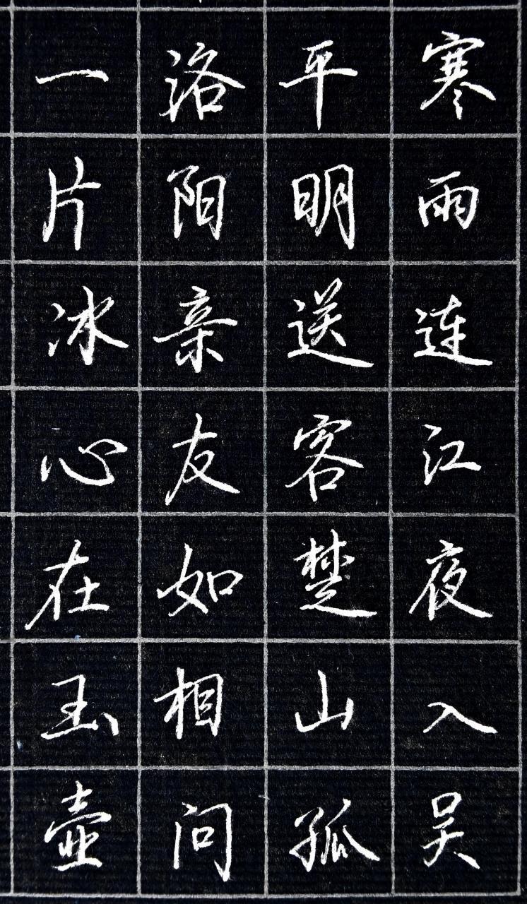 我刚硬笔抄写了两首唐诗，本想着能惊艳一把，结果写完一看，简直“惨不忍睹”。

就