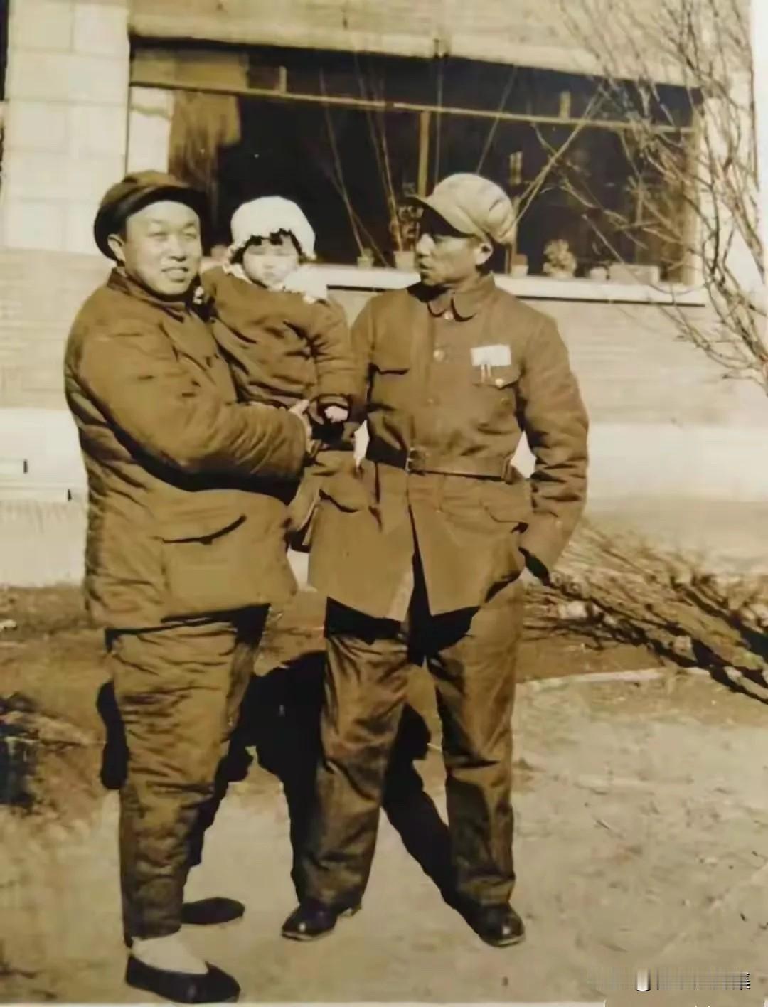 1947年，解放战争正处于关键的战略防御阶段。贺东生与杜光华同为东北民主联军（后
