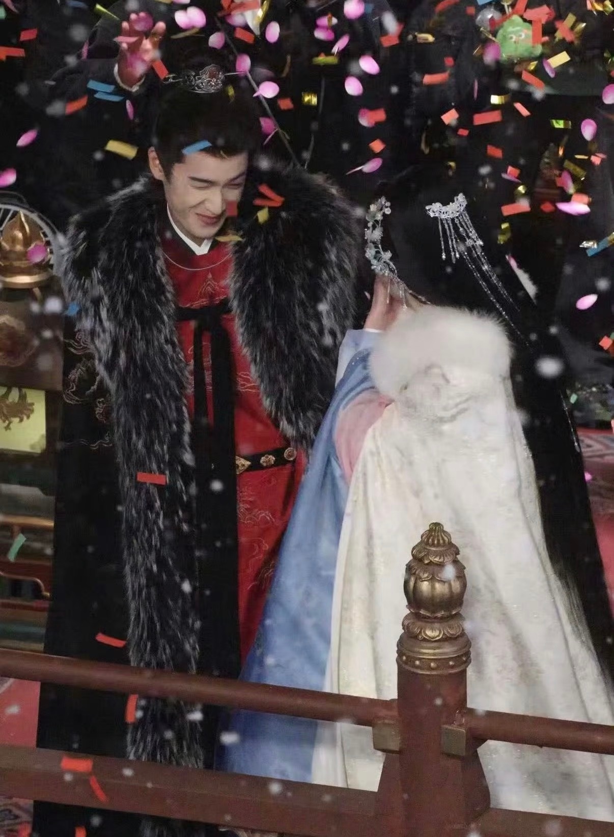 孟子义李昀锐尚公主杀青捧花照孟子义李昀锐尚公主杀青照 好幸福的一幕啊☺️ 