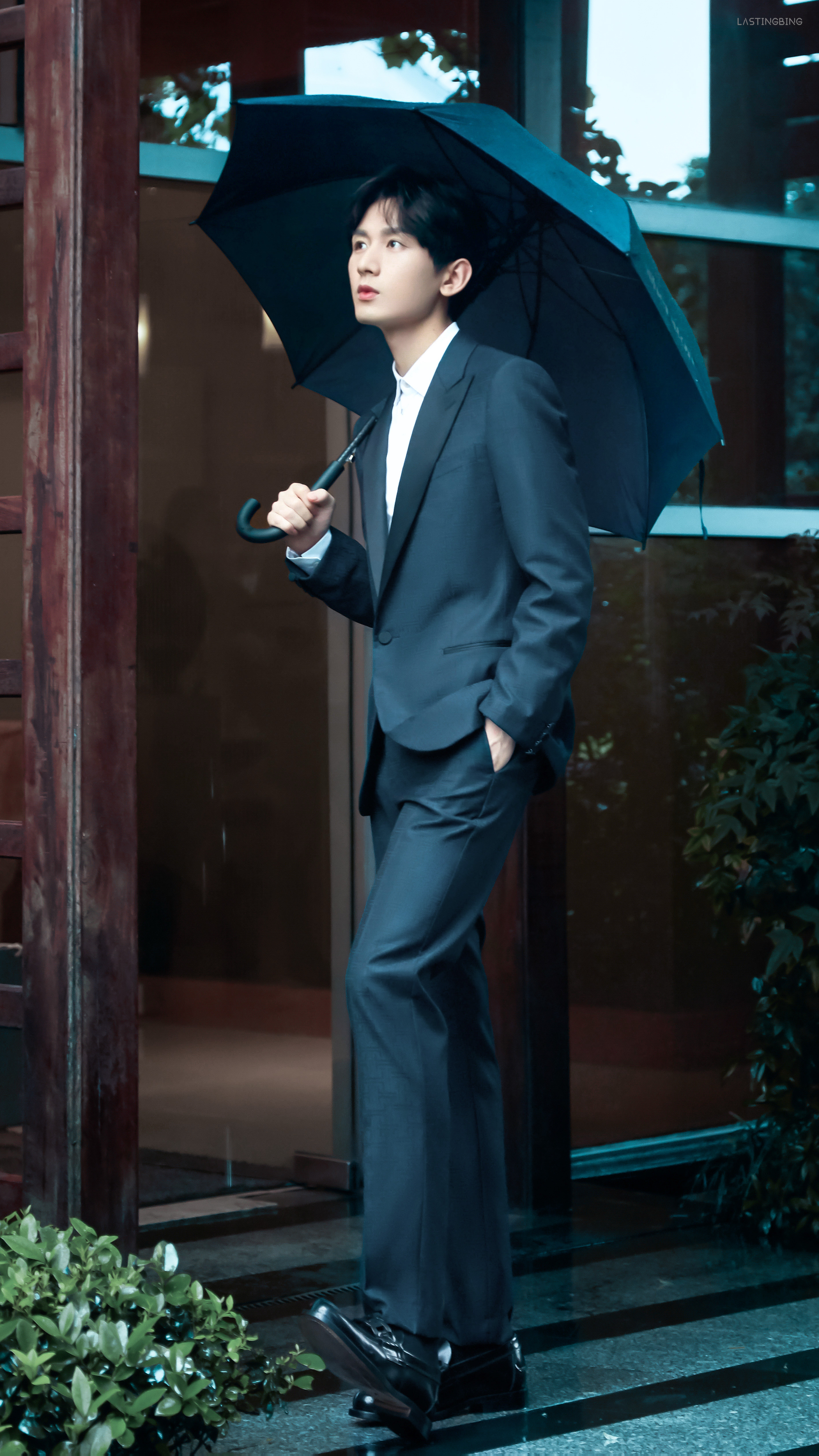 想不想和成毅在同一个雨伞下