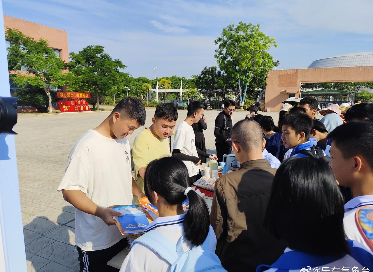 3月22日，乐东县气象局走进校园开展“测今日气象，护明日家园”2026世界气象日