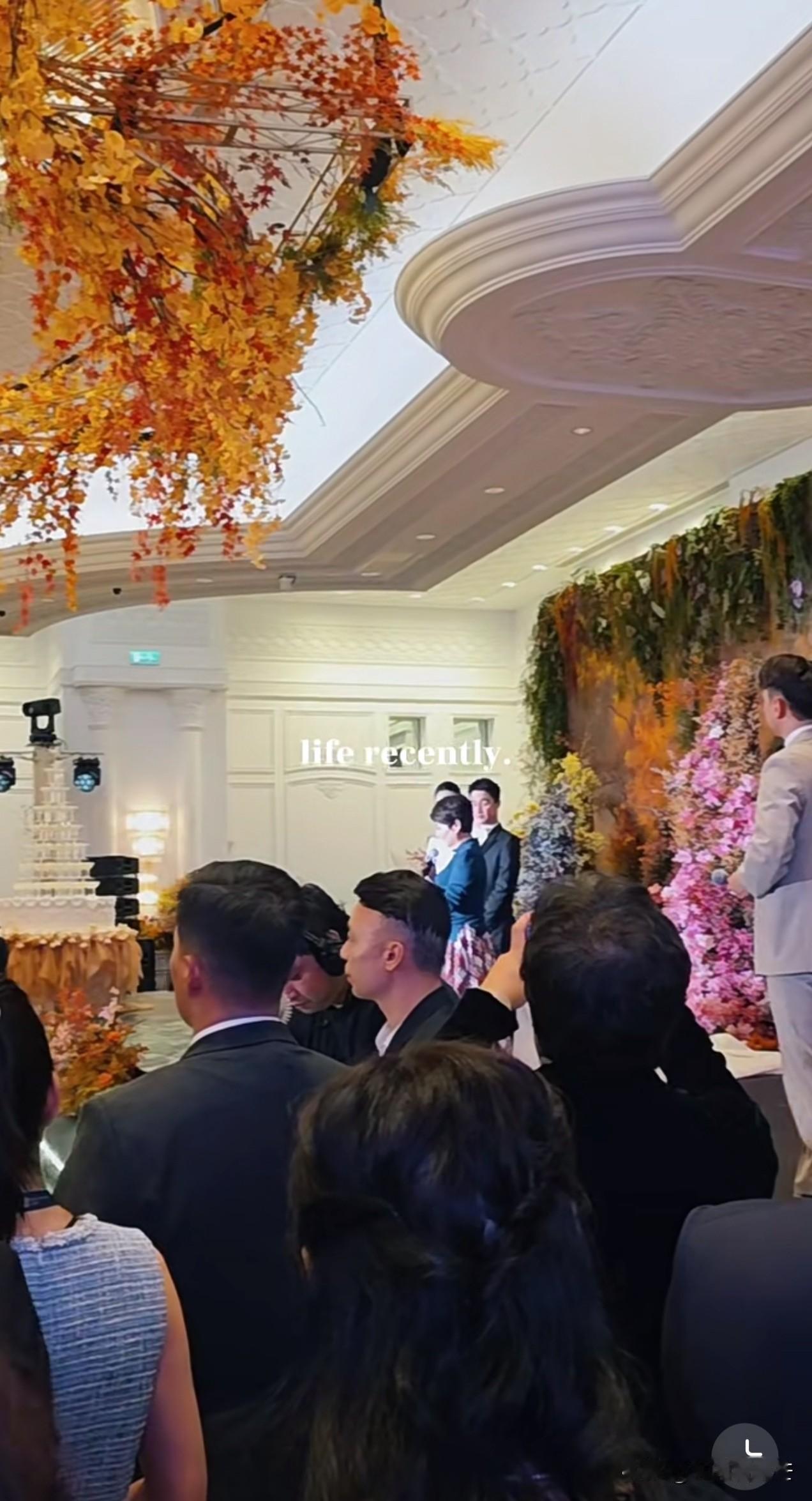 四太真的很随性，奚梦瑶和何猷君在澳门的答谢宴，四太没穿华丽的衣裙，用一套红绿搭配