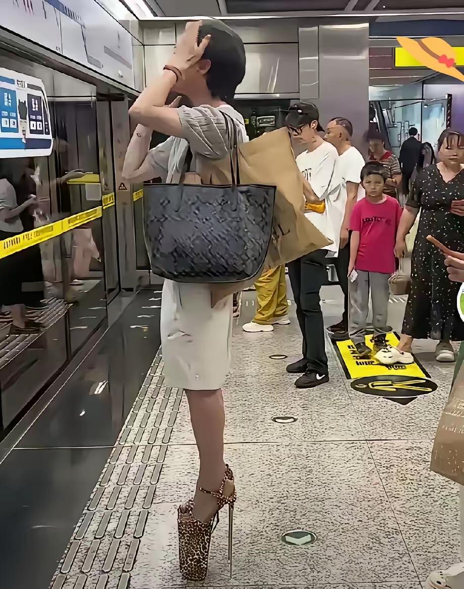 穿着这么高的高跟鞋👠坐地铁，实力不可谓不硬核，勇气不可谓不佳，这人肯定是全场最