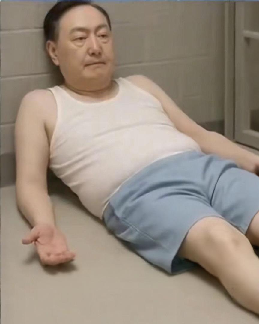 尹锡悦其实是个聪明人，单看他在狱中使出这一招就知道了。
 
8月1日韩国那边传来