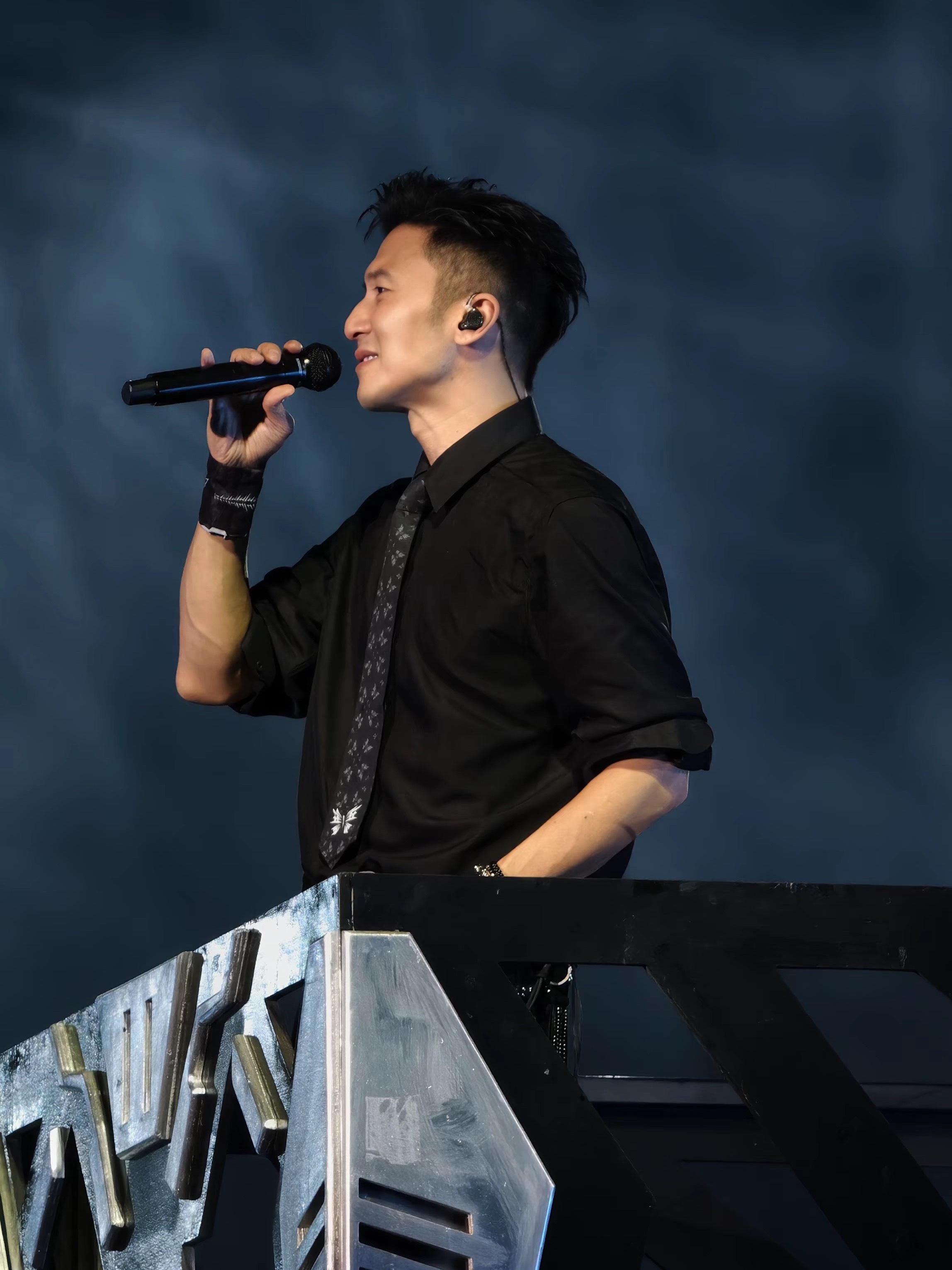 🩵 开始一件事，可能是冲动；谢霆锋 坚持一件事，绝对是本事🤟🏻🎸青岛·青