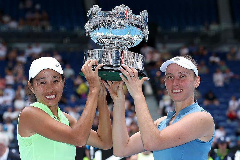 澳网2026 女双决赛张帅🇨🇳/梅尔滕斯🇧🇪7-6(4)/6-4战胜达尼