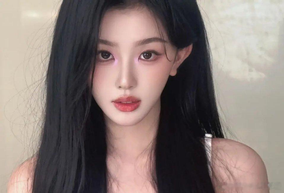 她披发的发型好像都这样，不知道是审美问题还是头发真的这么厚重 