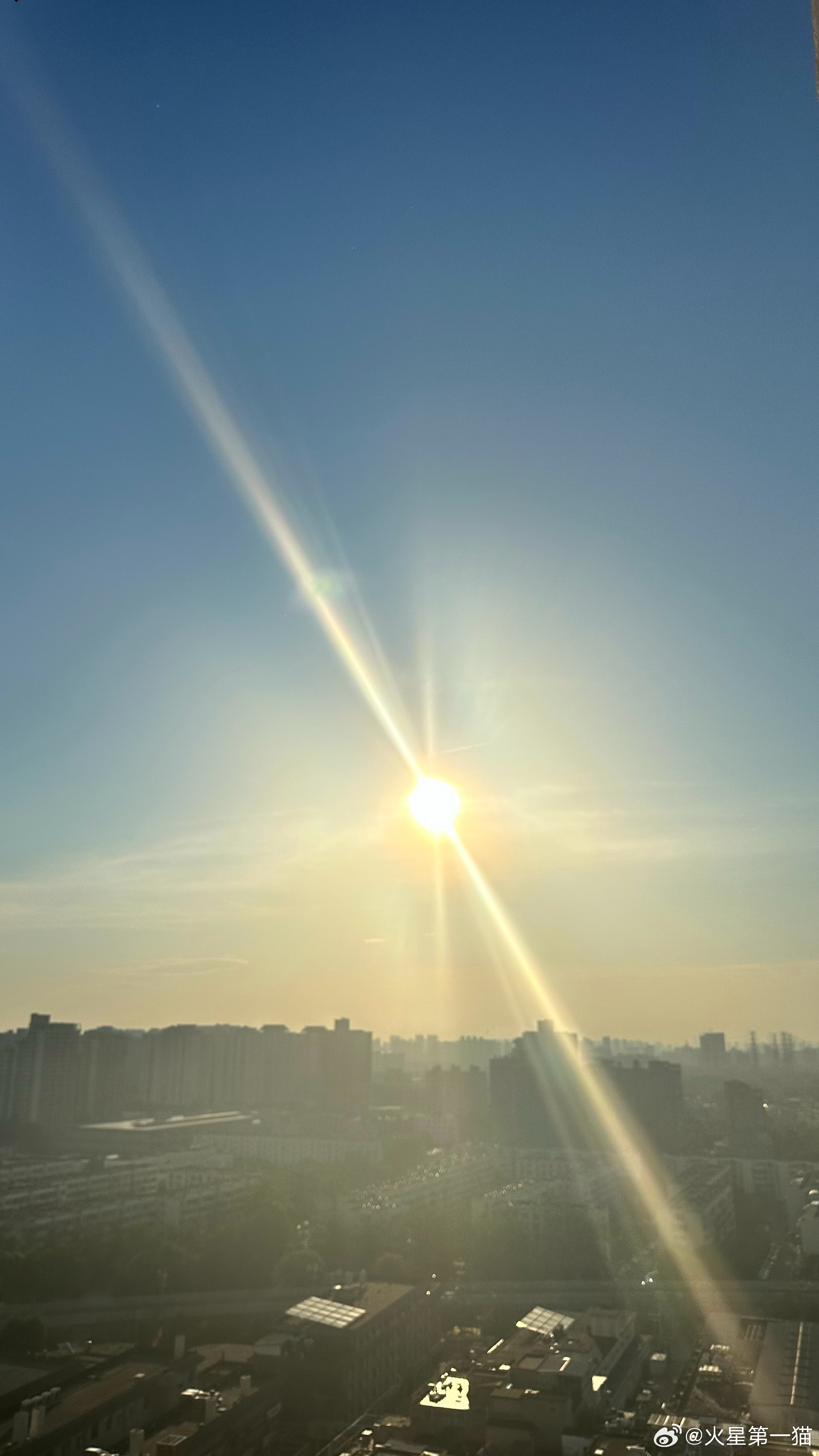 6:01 半亩方塘一鉴开，天光云影共徘徊。与火星第一猫一起早起看日出