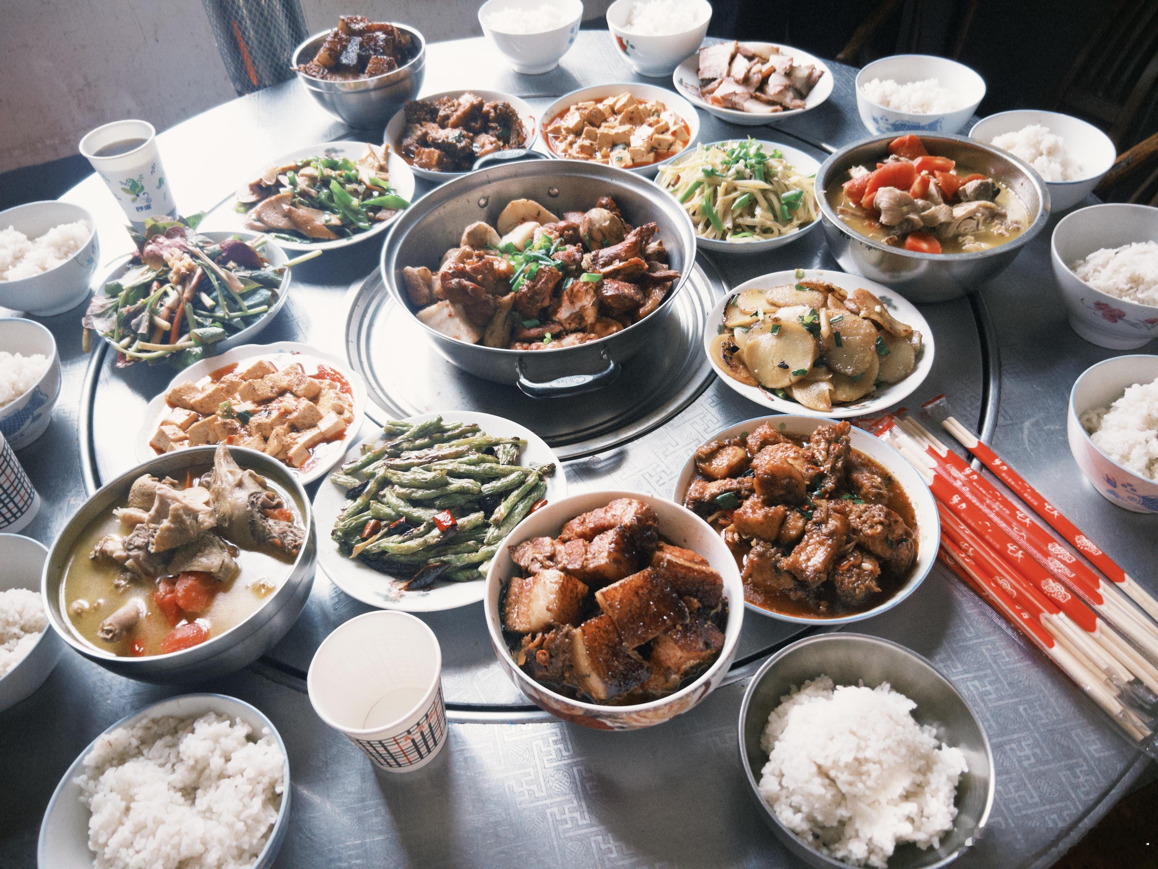 赴一场家庭的团圆之约。中午和小亮、哥嫂及大爸一家，围在爷爷奶奶身边吃年饭。小朋友