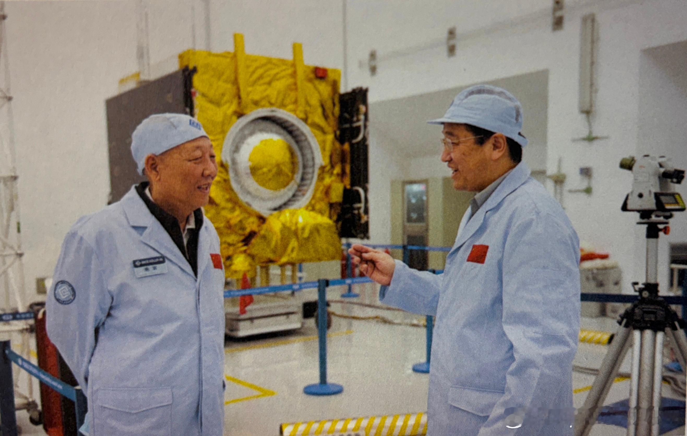 2010年11月24日孙家栋在西昌卫星发射中心与“北斗二号”导航卫星系统总设计师