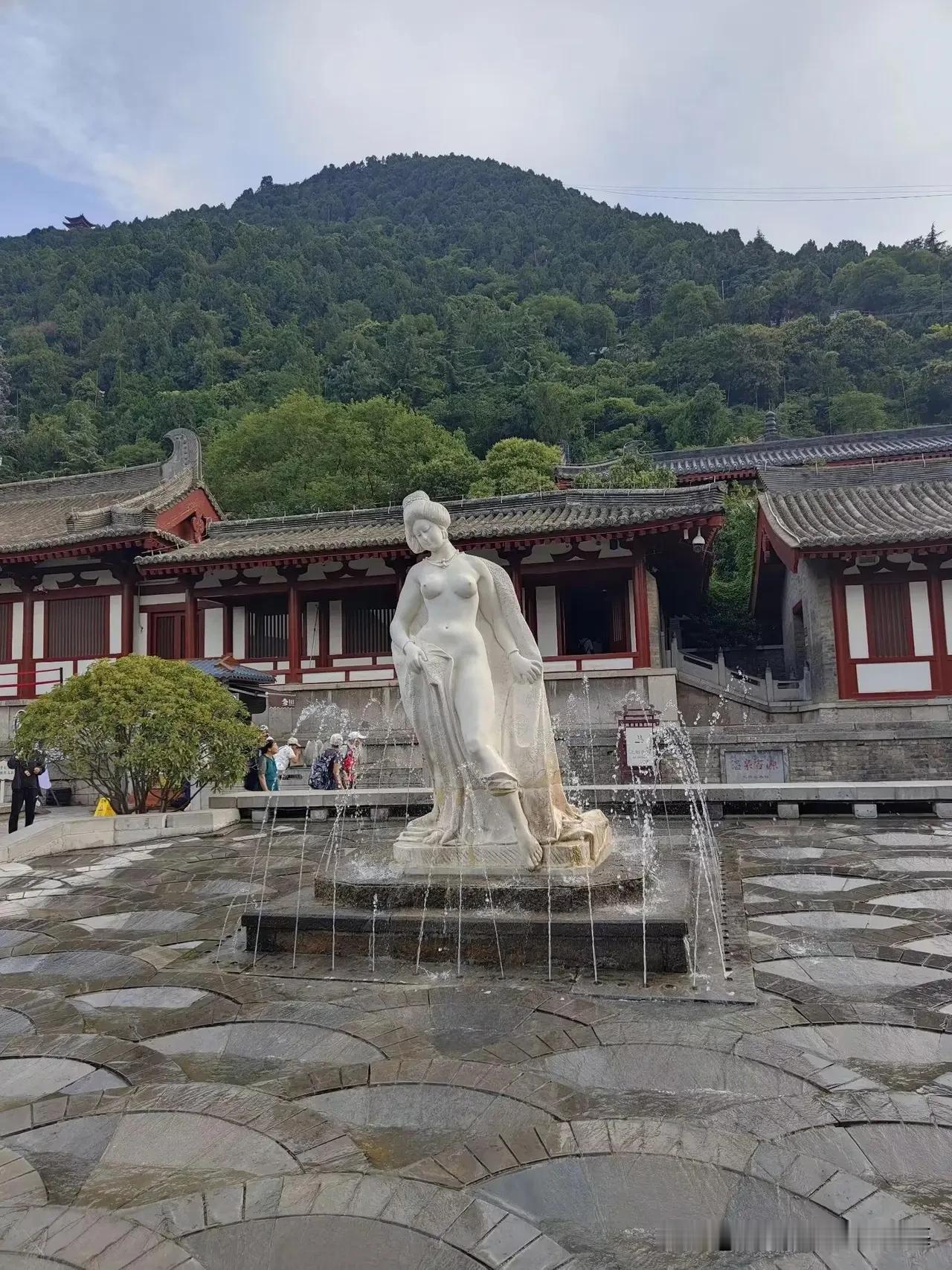 你认为贵妃像该不该拆呢西安华清池那尊“贵妃出浴”雕塑最近“火”了，就因为贵妃娘娘