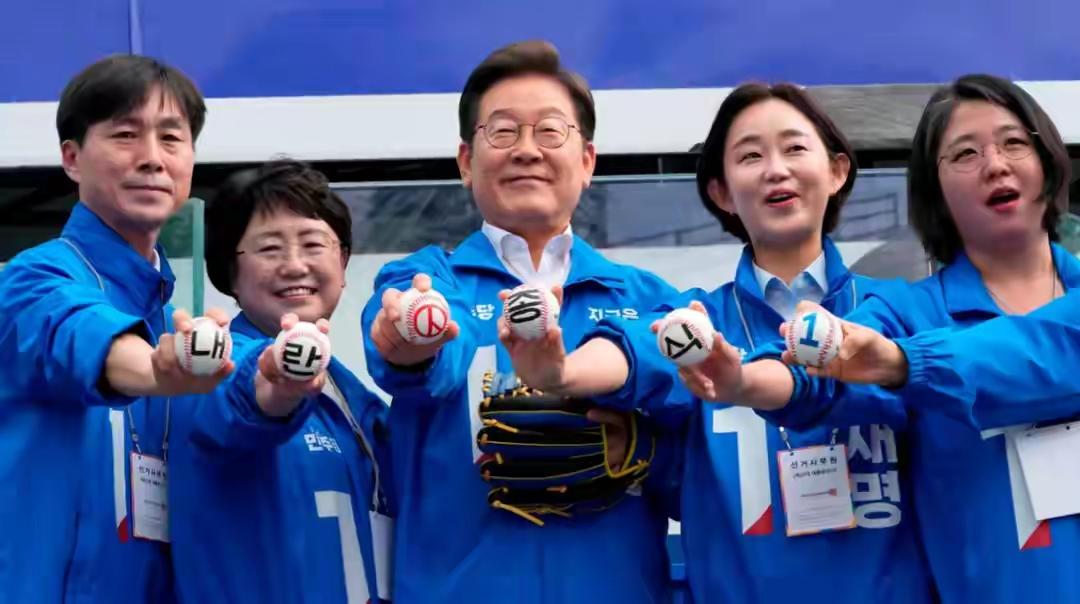 李在明眼睛好小，他还是戴眼镜好看一些，他眼睛小，但眼镜大呀。