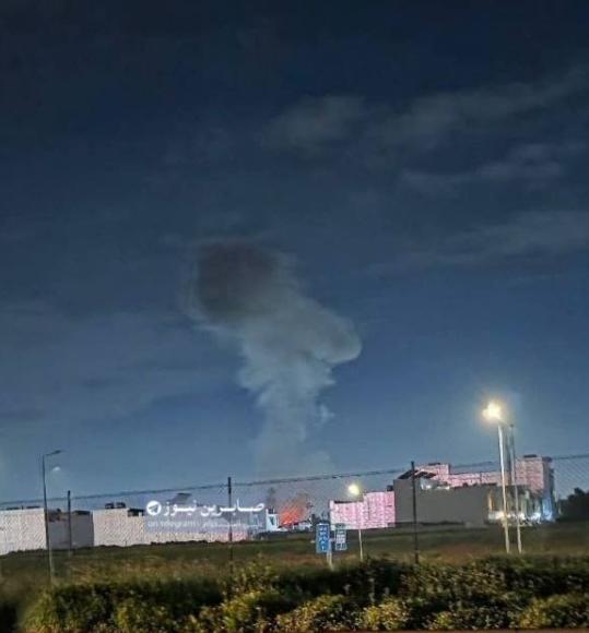 “停战30分钟前，伊朗导弹打出最后一轮，炸遍美军基地和以色列！”当地时间2026