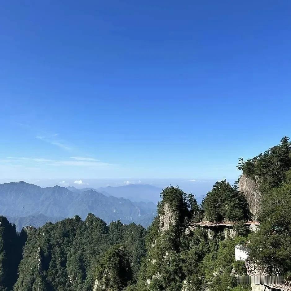 走过千山万水，云游天下胜景，喜乐小峡游鱼，清凉莫过山涧碧玉。因为她虽没有“故人西