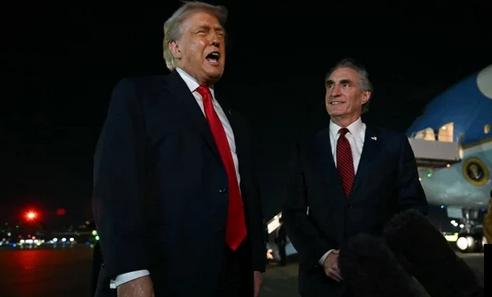 当被记者问及埃马纽埃尔·马克龙表示他不会加入时，特朗普说：“他这么说了吗？嗯，没