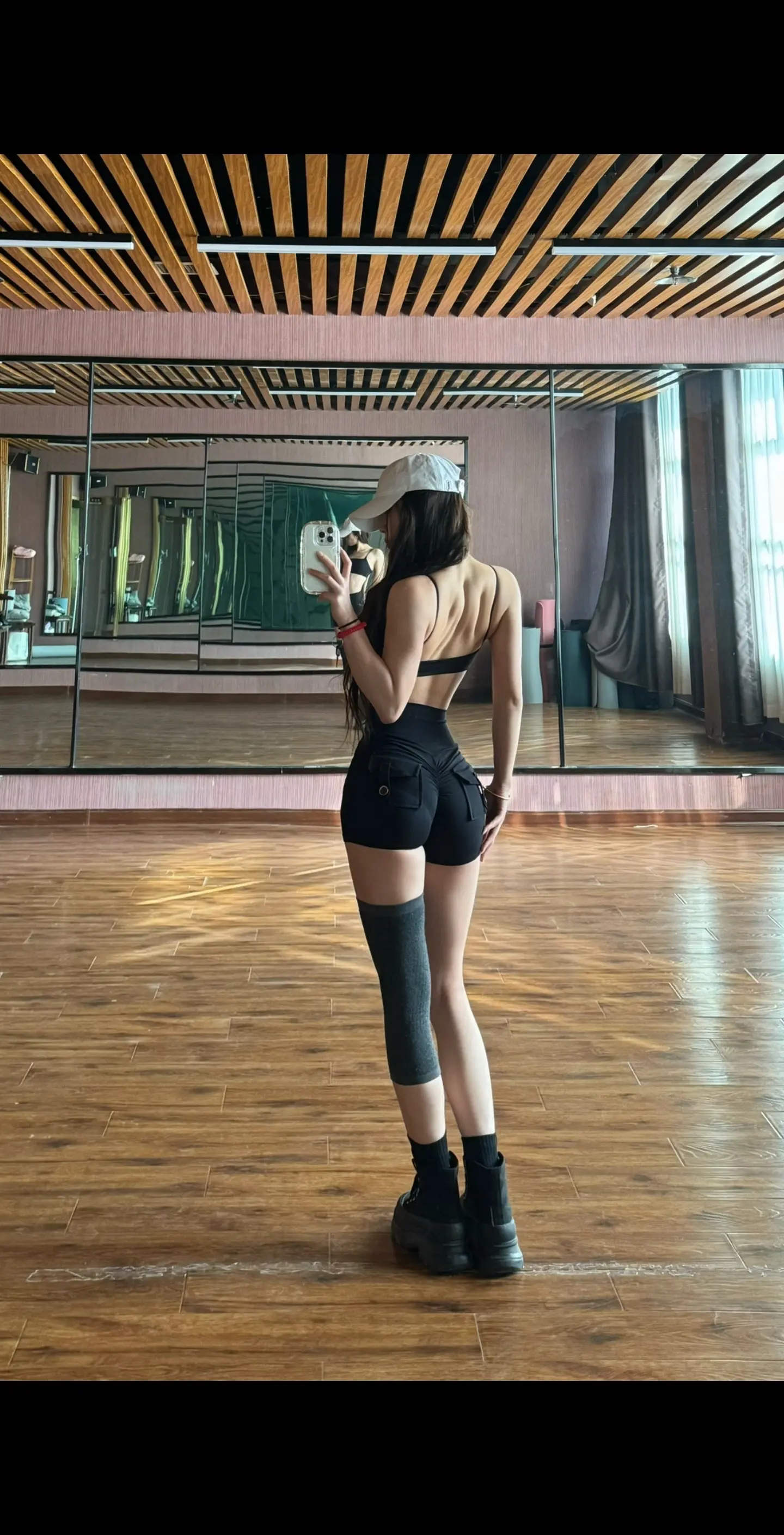 健身不是为了减肥
而是通过自律 克制 节制
让你拥有擦干眼泪开始的勇气和强大的意志力
你可以只是一个人 但你可以是千千万万种模样
