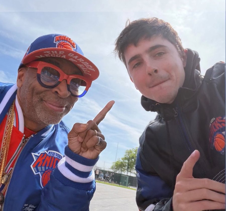 提莫西·查拉梅分享了与斯派克·李一同观看NBA季后赛的合照📸，两人也都是纽约尼