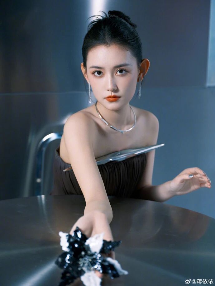 蒋依依未来感大片，冷艳机械姬造型美极了 