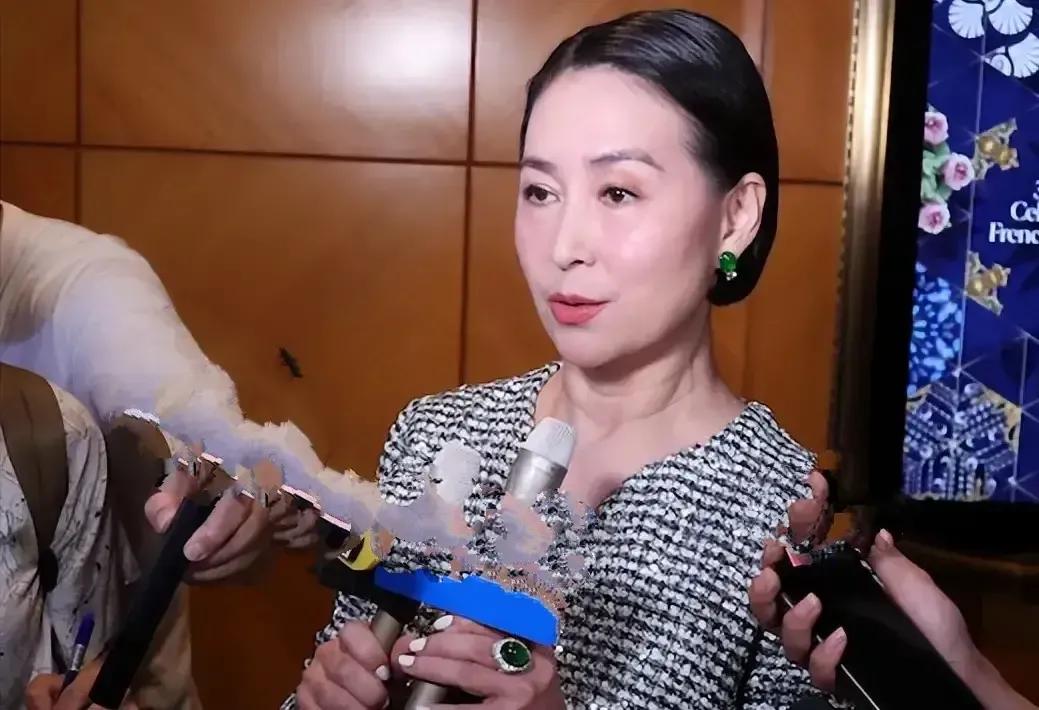  何超琼与何超莲都曾被称之为“赌王最美女儿”，何超莲和年轻时候的何超琼简直就像是