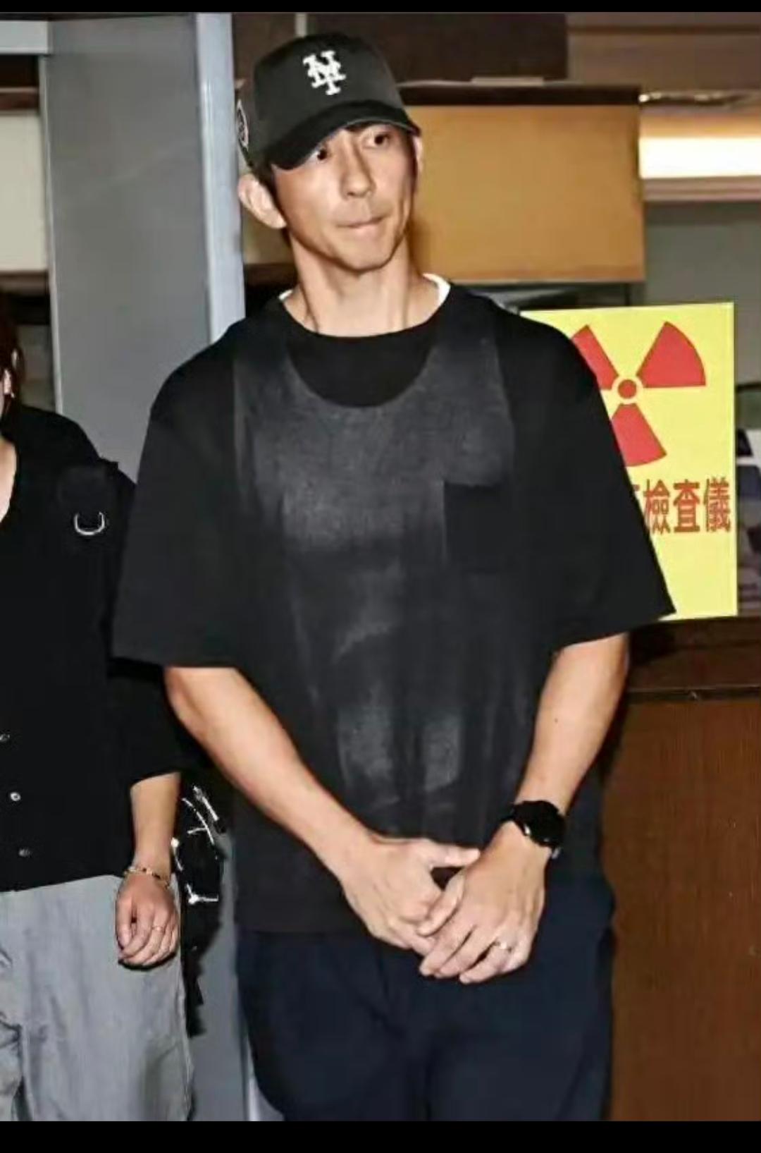 真不知道两口子当时办这事的时候是咋想的？
人家有这个规定，按规章制度办就好了，非