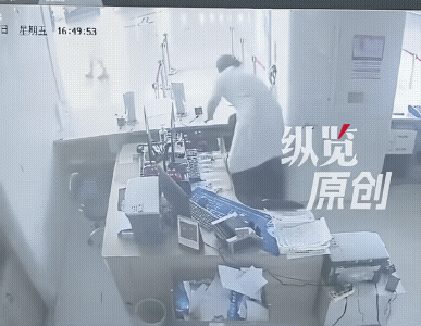 每次看到这种画面都有被感动到！
有网友说，她们是医护人员是白衣天使可那不只是他们