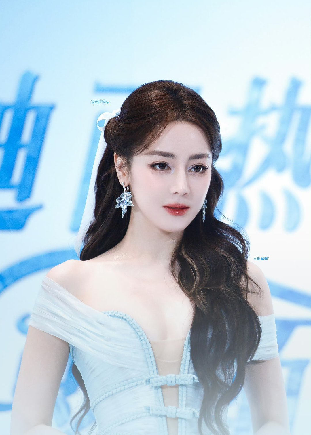 路虎卫士全驭代言人迪丽热巴 dlrb 热巴开卫士 dlrb 迪丽热巴卫蓝“因为有