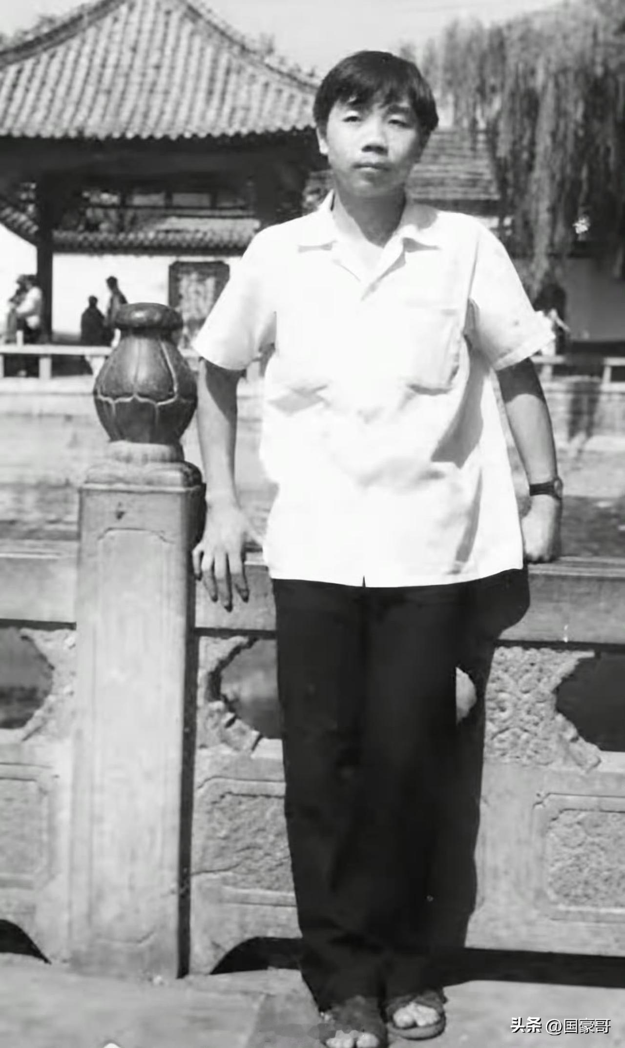 这是汉奸石平年轻时在成都拍的照片，那个时候估计不超过30岁，脸庞略显消瘦，从他那